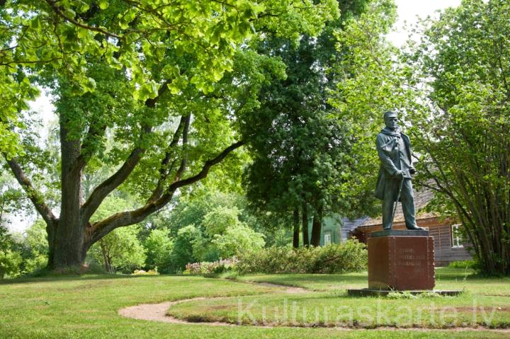 Tēlnieka L. Blumberga veidotais Ed. Veidenbauma piemineklis un Eduarda mātes ozols Kalāču dārzā